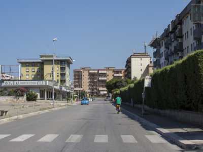 Qui si trova quello che da sempre rappresenta l�unico �punto commerciale� del quartiere. Un tempo c�era addirittura una galleria di negozi chiamata �Mediterraneo�